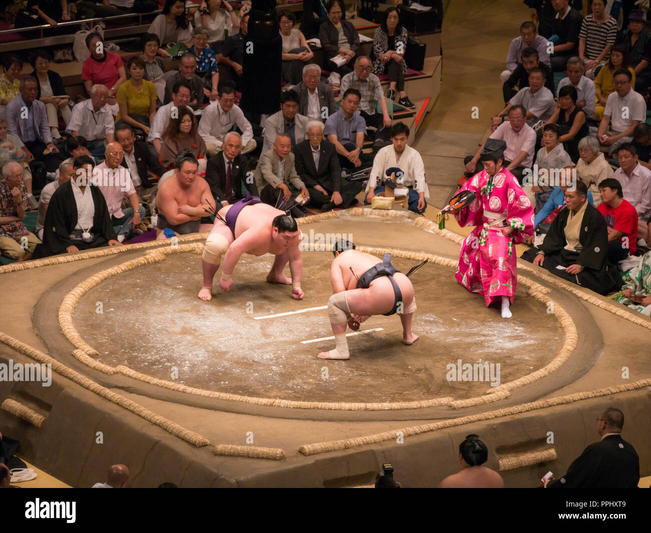 Tokio, Japan. September 9, 2018. : Richter und Sumo Ringer in der Tokyo Grand Sumo Turnier in 2018. Stockfoto