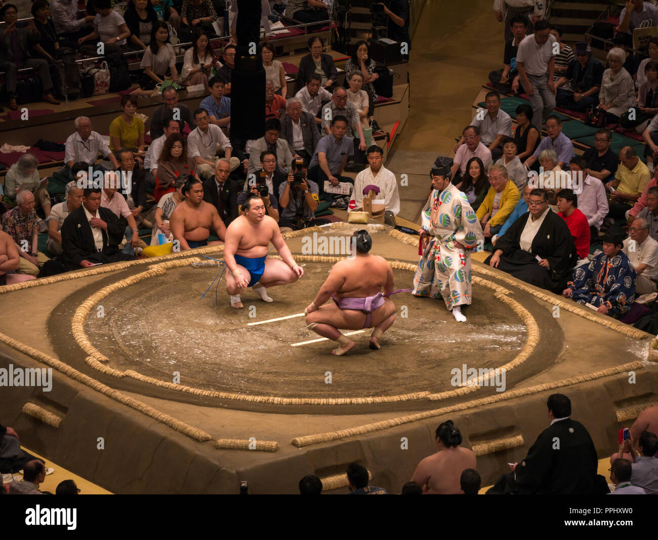 Tokio, Japan. September 9, 2018. : Richter und Sumo Ringer in der Tokyo Grand Sumo Turnier in 2018. Stockfoto