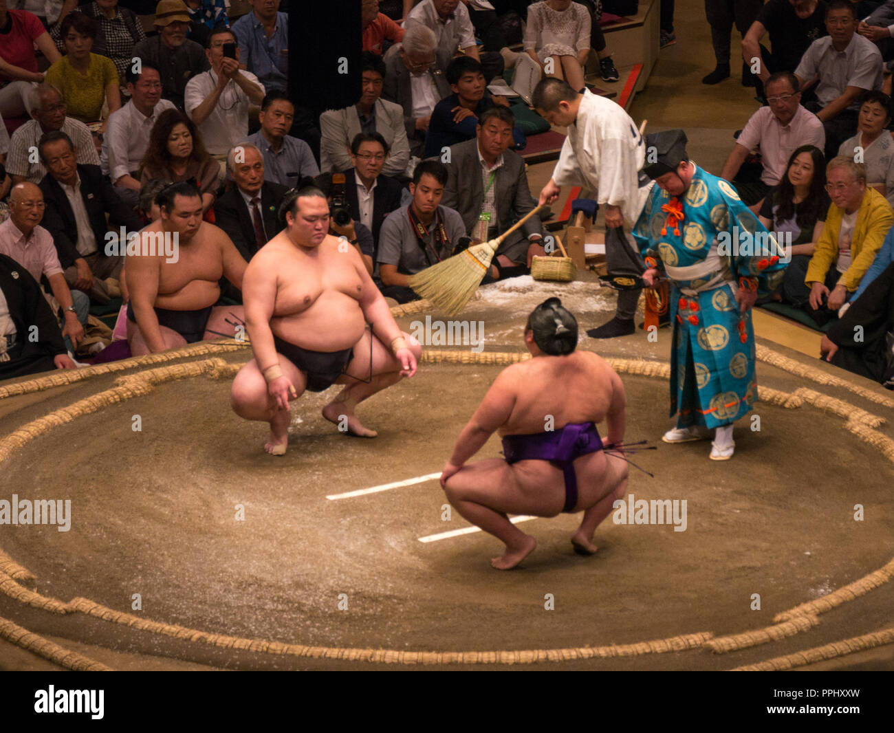 Tokio, Japan. September 9, 2018. : Richter und Sumo Ringer in der Tokyo Grand Sumo Turnier in 2018. Stockfoto