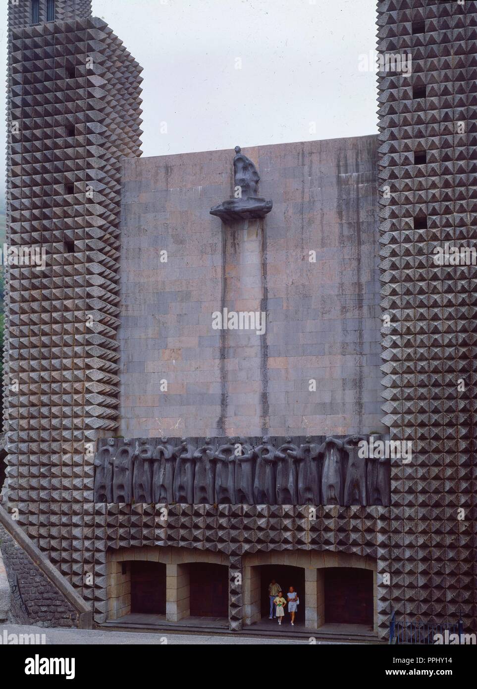exterieur-fachada-principal-de-la-basilica-14-apostoles-y-piedad