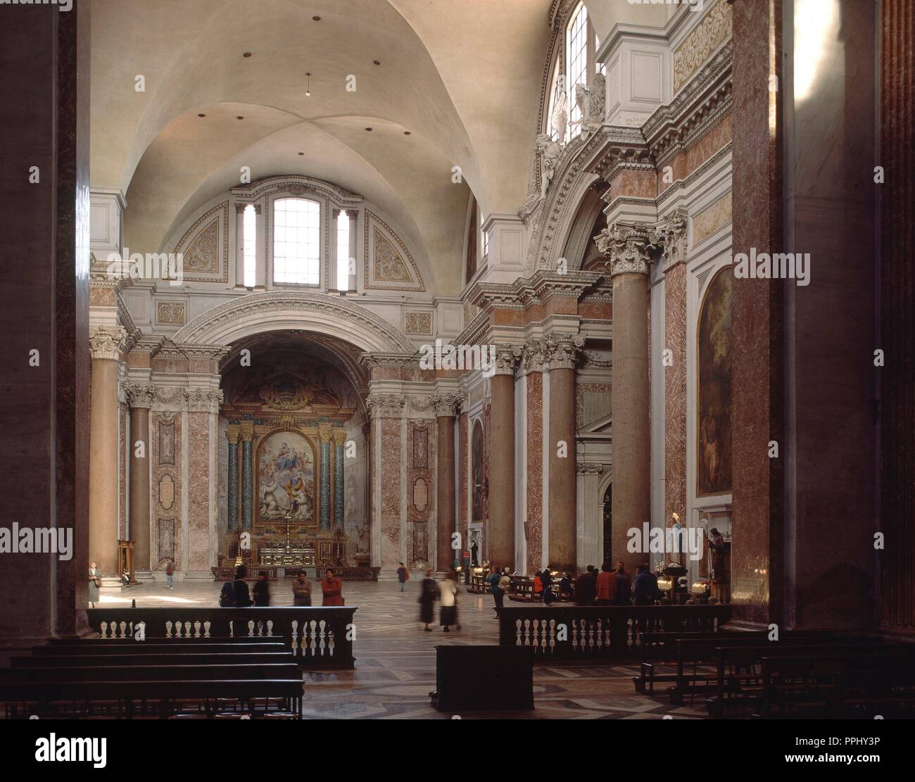 NAVE DEL CRUCERO CON CAPILLA AL FONDO - IGLESIA CONSTRUIDA EN 1561 EN LAS ANTIGUAS TERMAS DE TRANSFORMADA DIOCLECIANO Y POR VANVITELLI EN 1749. Autor: Michelangelo. Lage: Iglesia de Santa Maria degli Angeli e dei Martiri. Rom. ITALIA. Stockfoto