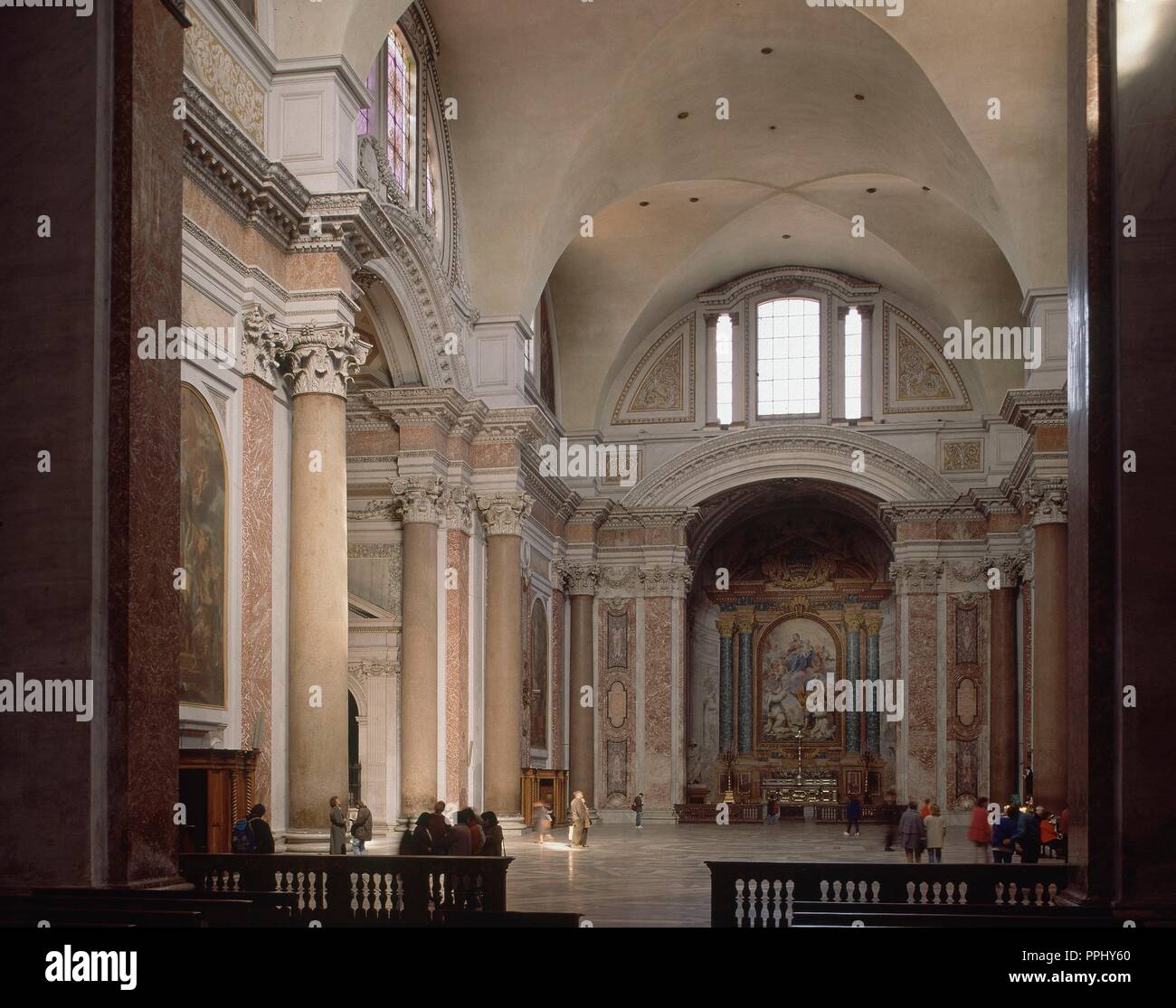 NAVE DEL CRUCERO CON CAPILLA AL FONDO - IGLESIA CONSTRUIDA EN 1561 EN LAS ANTIGUAS TERMAS DE TRANSFORMADA DIOCLECIANO Y POR VANVITELLI EN 1749. Autor: Michelangelo. Lage: Iglesia de Santa Maria degli Angeli e dei Martiri. Rom. ITALIA. Stockfoto