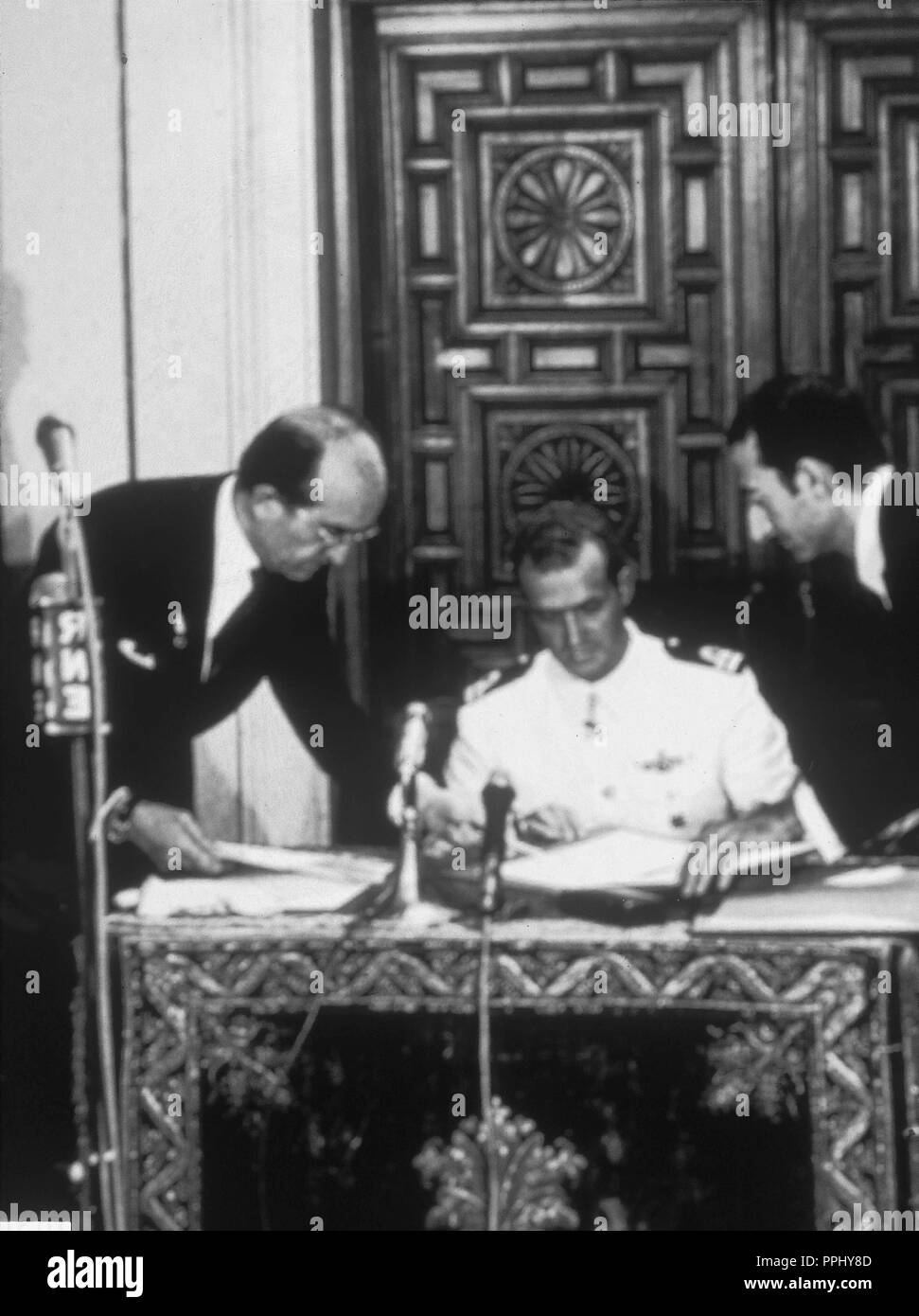 EL PRINCIPE JUAN CARLOS I FIRMA SU COMO ACEPTACION SUCESOR DE FRANCO ACEPTANDO LAS BASES DEL MOVIMIENTO FRANQUISTA, 23 de Julio DE 1969. Lage: PALACIO DE LA ZARZUELA. MADRID. Stockfoto