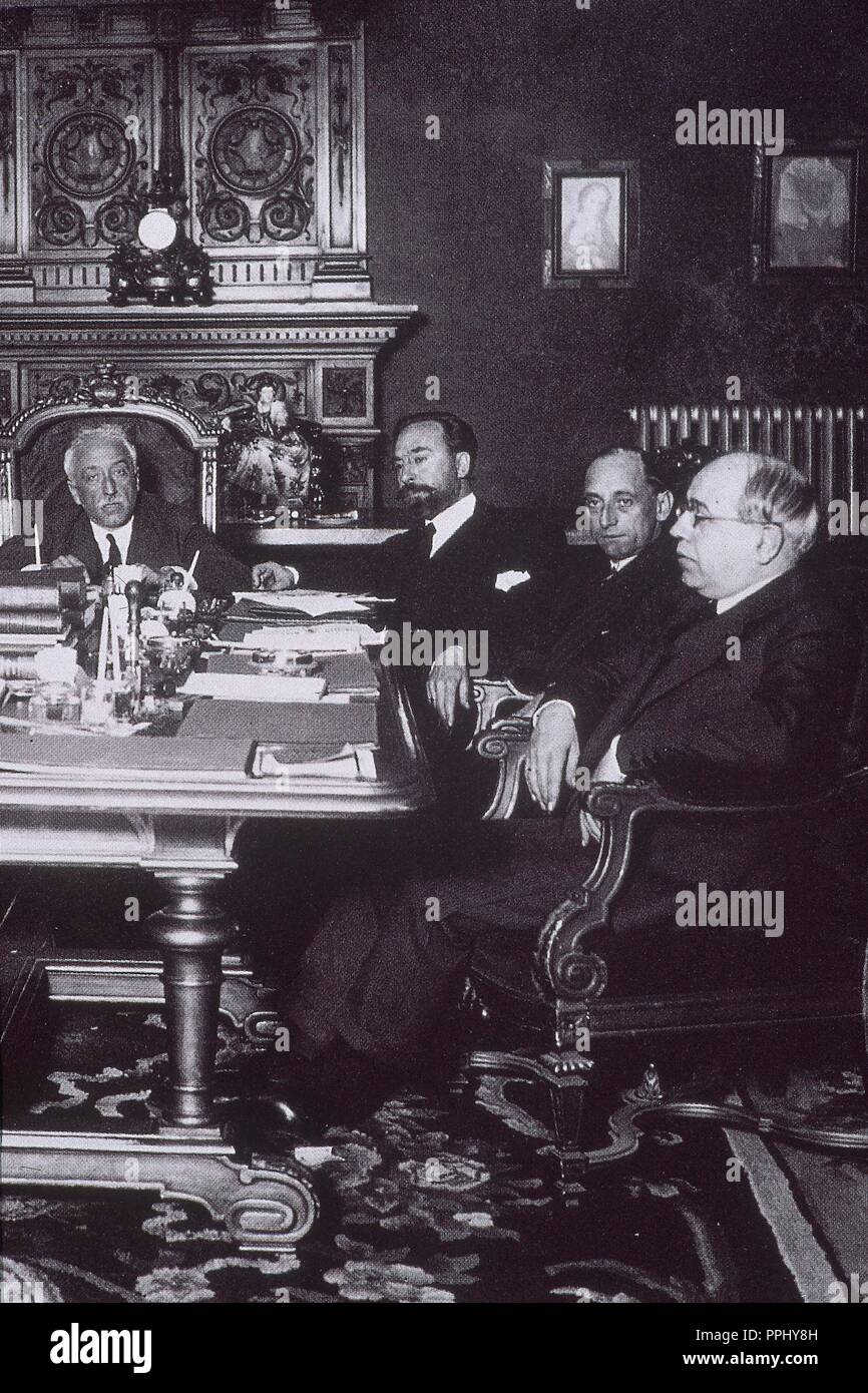 PRIMER CONSEJO DE MINISTROS DEL REGIERUNG VORLÄUFIGE DE LA II REPUBLICA - 23 de abril de 1931 EN EL PALACIO DE LA PRESIDENCIA. Stockfoto