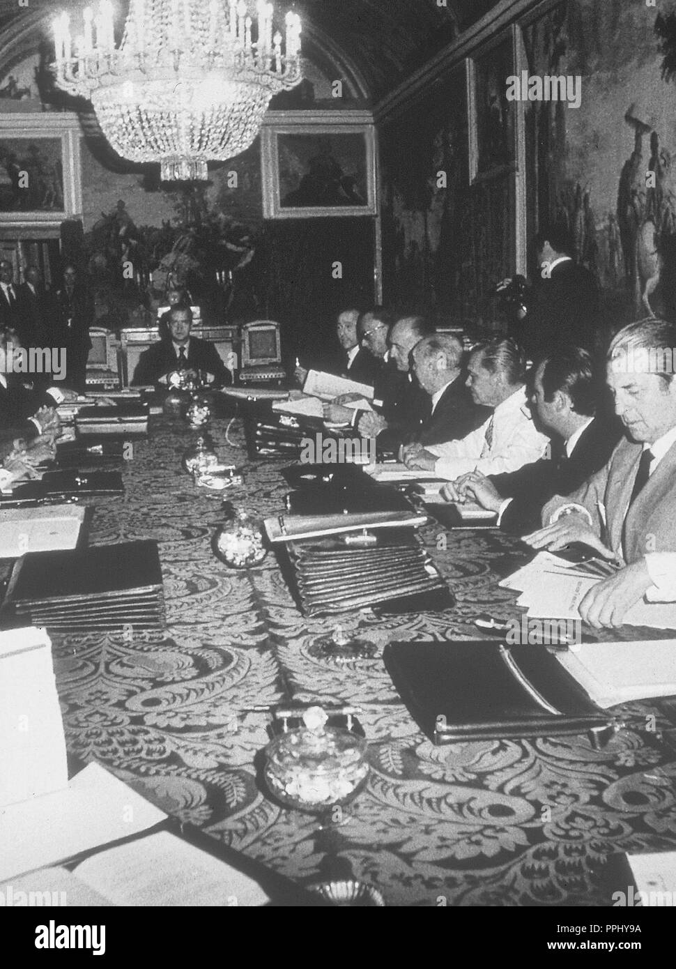 JUAN CARLOS I COMO JEFE DE ESTADO DE FUNCIONES, PRESIDIENDO EL CONSEJO DE MINISTROS, 31 DE MAYO DE 1975. Lage: PALACIO REAL DE EL PARDO. MADRID. Stockfoto