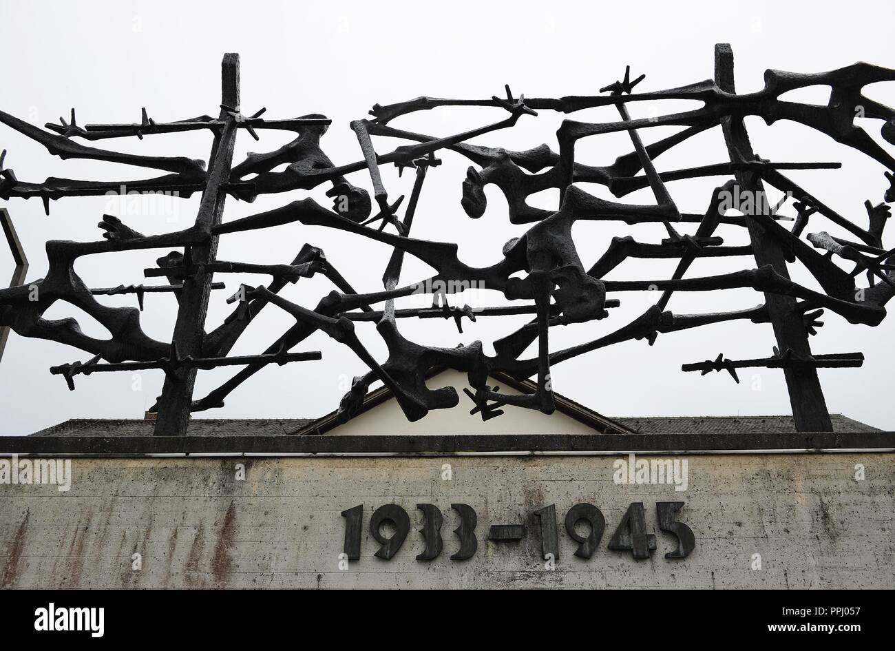 Kz Dachau. Ns-Lager von Gefangenen in 1933 geöffnet. Skulptur internationalen Monument, 1968, von Nandor Glid (1924-1997). Deutschland. Stockfoto