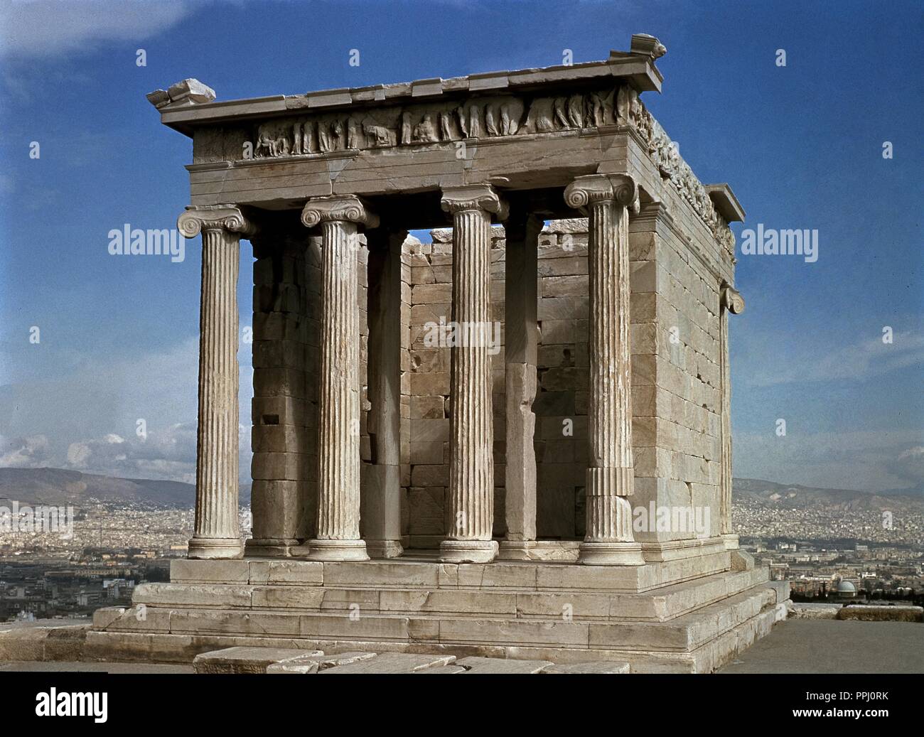 TEMPLO DE ATHENA NIKE AL FONDO LA CIUDAD DE ATENAS - GRIEGO CLASSIC - CONSTRUIDO ENTRE EL AÑO 449 Y 425 AC. Ort: Akropolis. Athen. Stockfoto