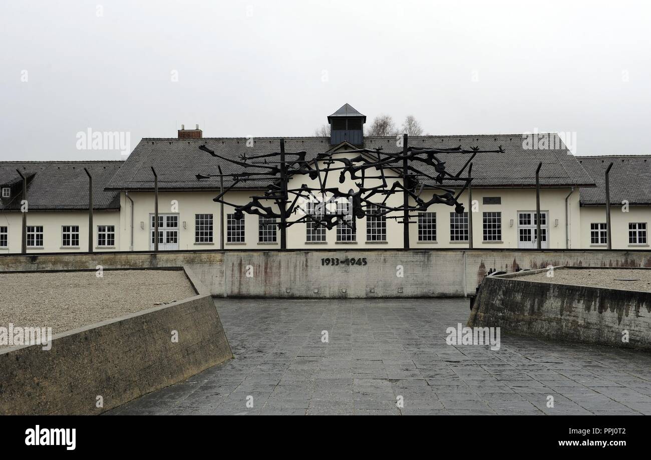 Kz Dachau. Ns-Lager von Gefangenen in 1933 geöffnet. Internationalen Mahnmal. Erste, Skulptur internationalen Monument, 1968, von Nandor Glid (1924-1997). Deutschland. Stockfoto