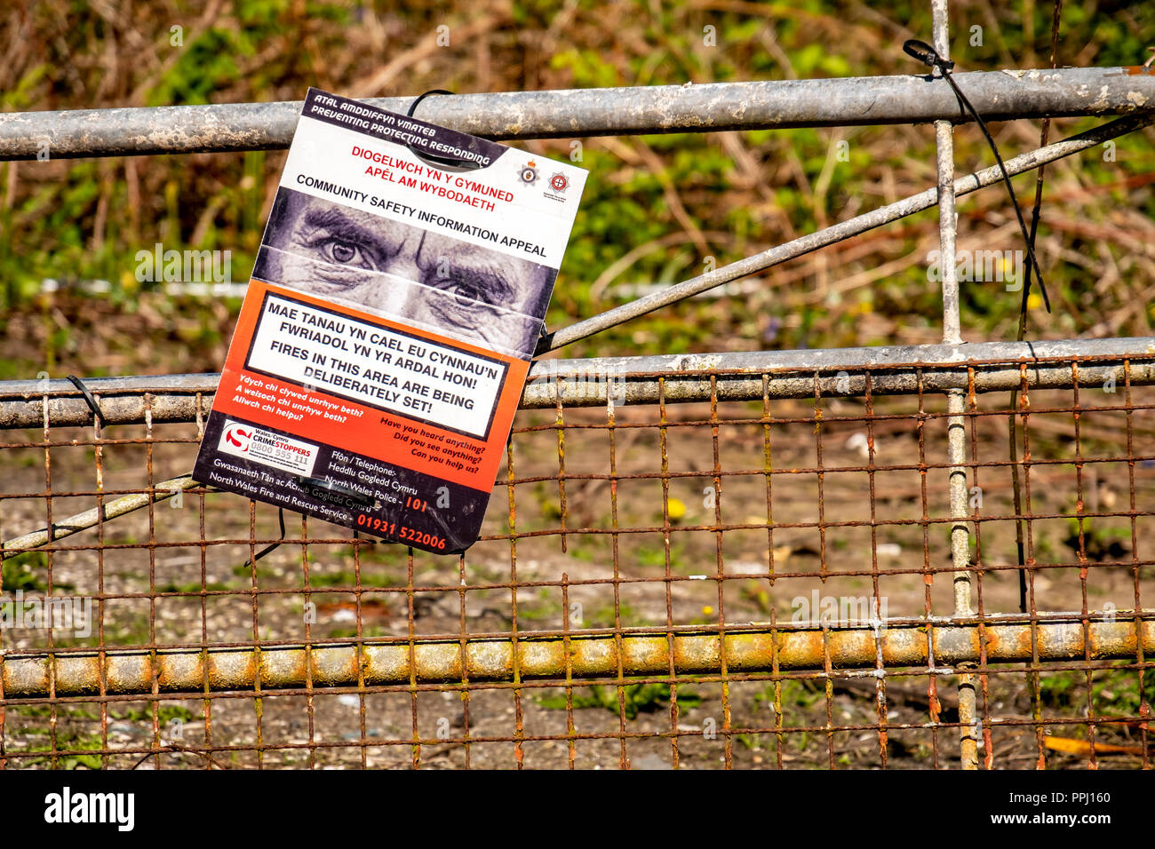 HOLYHEAD/Wales - 30. APRIL 2018: Melden Sie sich an, um Hilfe zu bitten, die von der Gemeinschaft in der Nähe des eingeschränkten Bereichs. Stockfoto