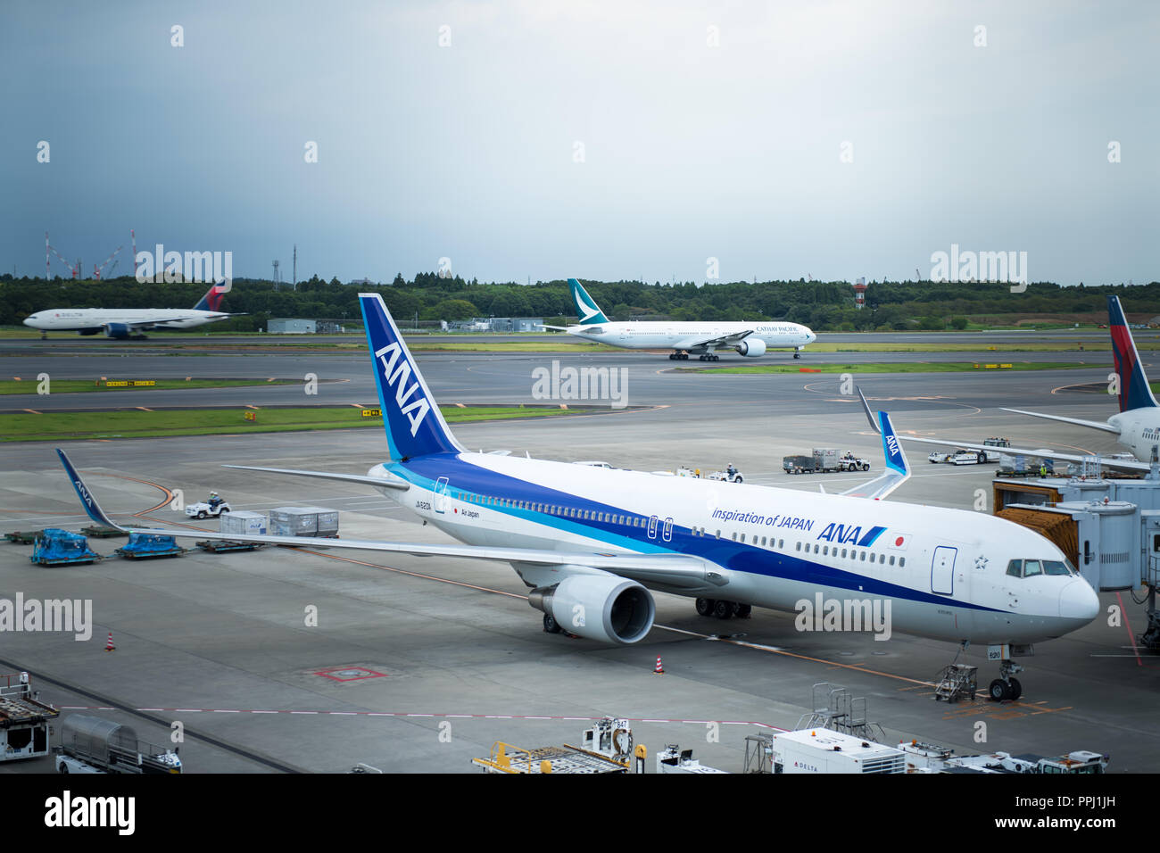 ANA Airways Boeing 767 im Internationalen Flughafen Narita geparkt Stockfoto