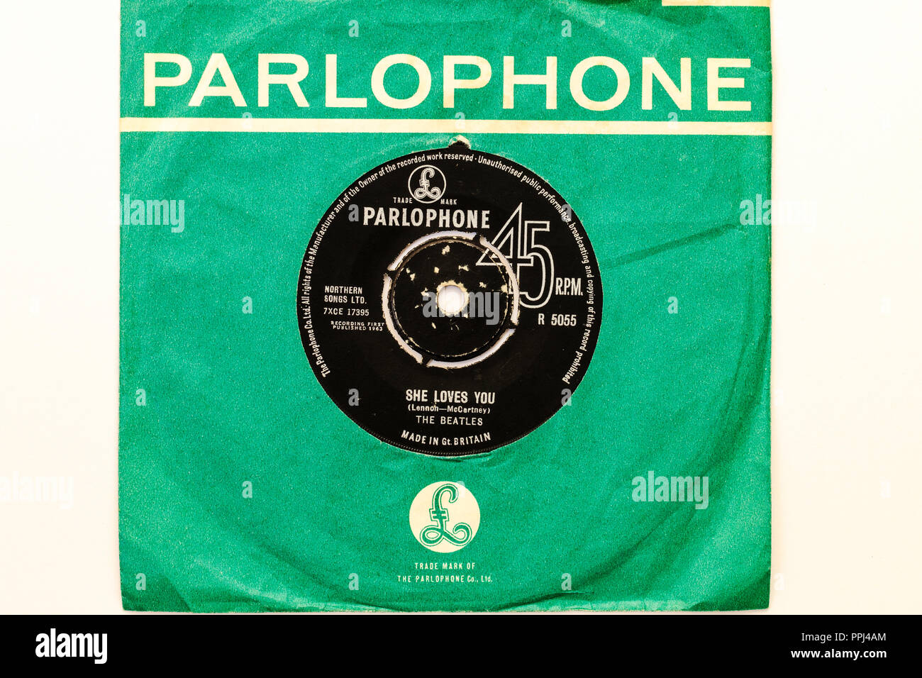 45 Single Track Record bei Parlophone grüne Abdeckung. Die Beatles, die er liebt Dich" von Lennon und McCartney. 1963 R5055 Stockfoto 45 Single Track Record bei Parlophone grüne Abdeckung. Die Beatles, die er liebt Dich" von Lennon und McCartney. 1963 R5055 Stockfoto