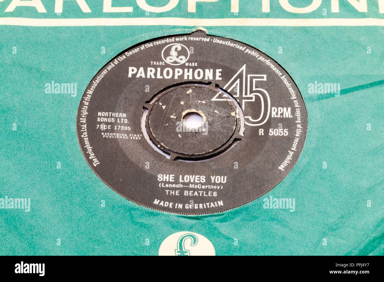 45 Single Track Record bei Parlophone grüne Abdeckung. Die Beatles, die er liebt Dich" von Lennon und McCartney. 1963 R5055 Stockfoto 45 Single Track Record bei Parlophone grüne Abdeckung. Die Beatles, die er liebt Dich" von Lennon und McCartney. 1963 R5055 Stockfoto