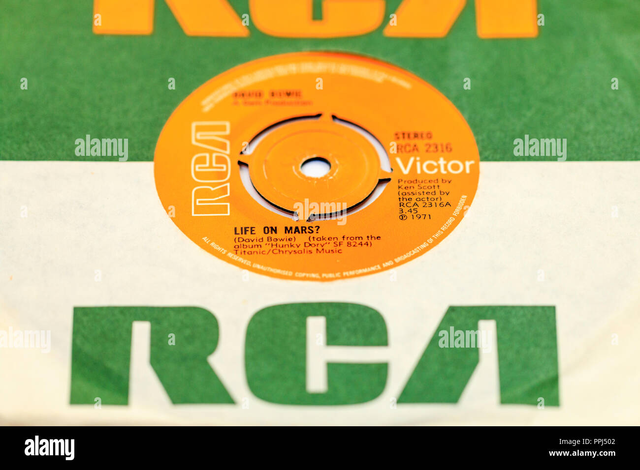 45 einzelnen Datensatz auf der RCA Label, David Bowie, 1973, "Das Leben auf dem Mars". In RCA grün, weiss und orange Abdeckung. Stockfoto 45 einzelnen Datensatz auf der RCA Label, David Bowie, 1973, "Das Leben auf dem Mars". In RCA grün, weiss und orange Abdeckung. Stockfoto