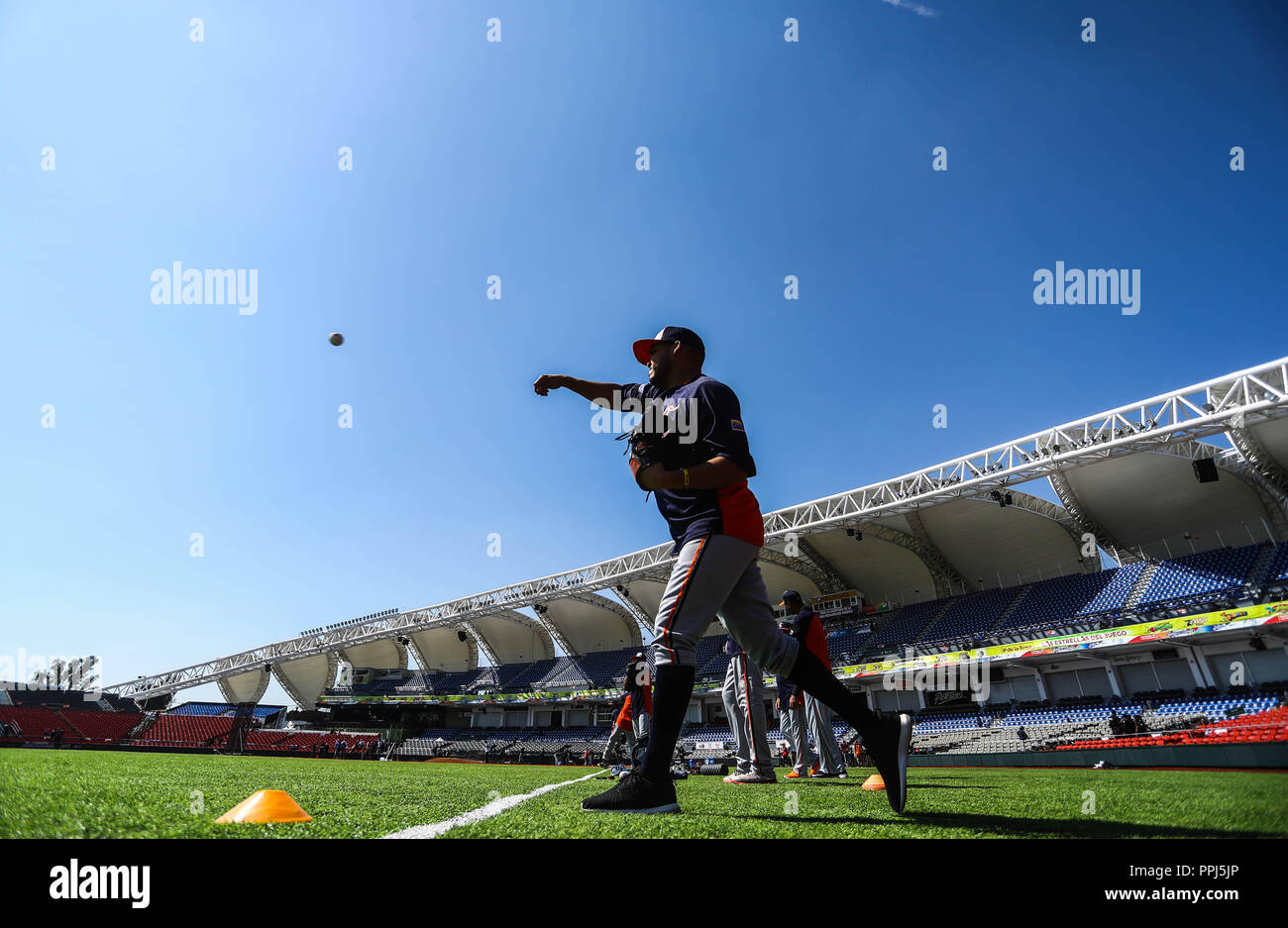 Spieler der Caribes de Anzoátegui in Venezuela sind Erwärmung im Bereich der spielen Estadio Charros de Jalisco vor dem Start der ersten Baseball Stockfoto