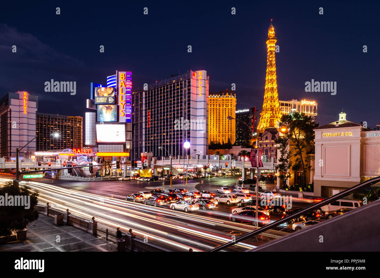 Lange Exposition der Schnittpunkt des Las Vegas Boulevard & East Flamingo Road, Las Vegas, Nevada, USA Stockfoto