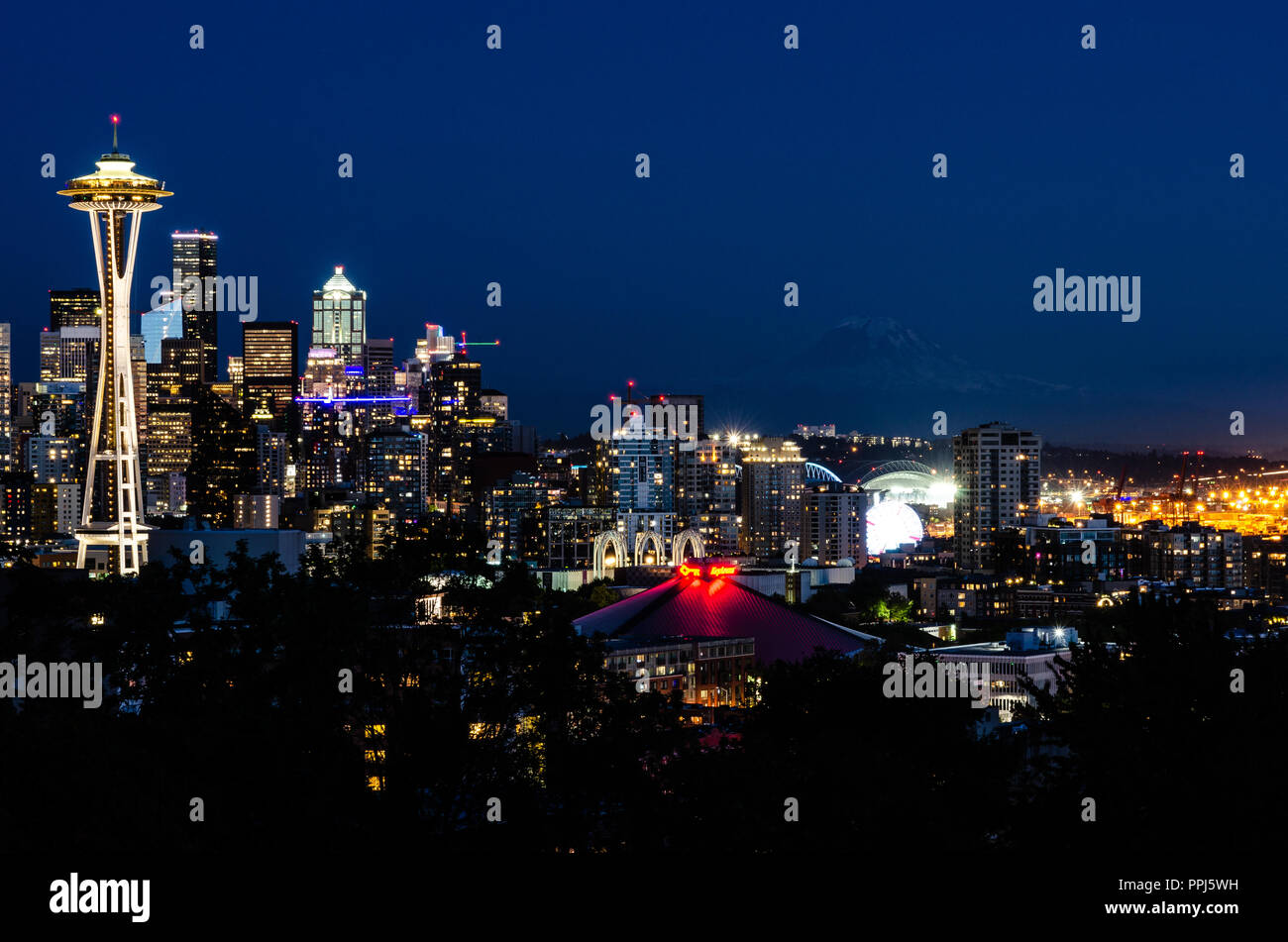 Downtown Seattle bei Nacht Stockfoto