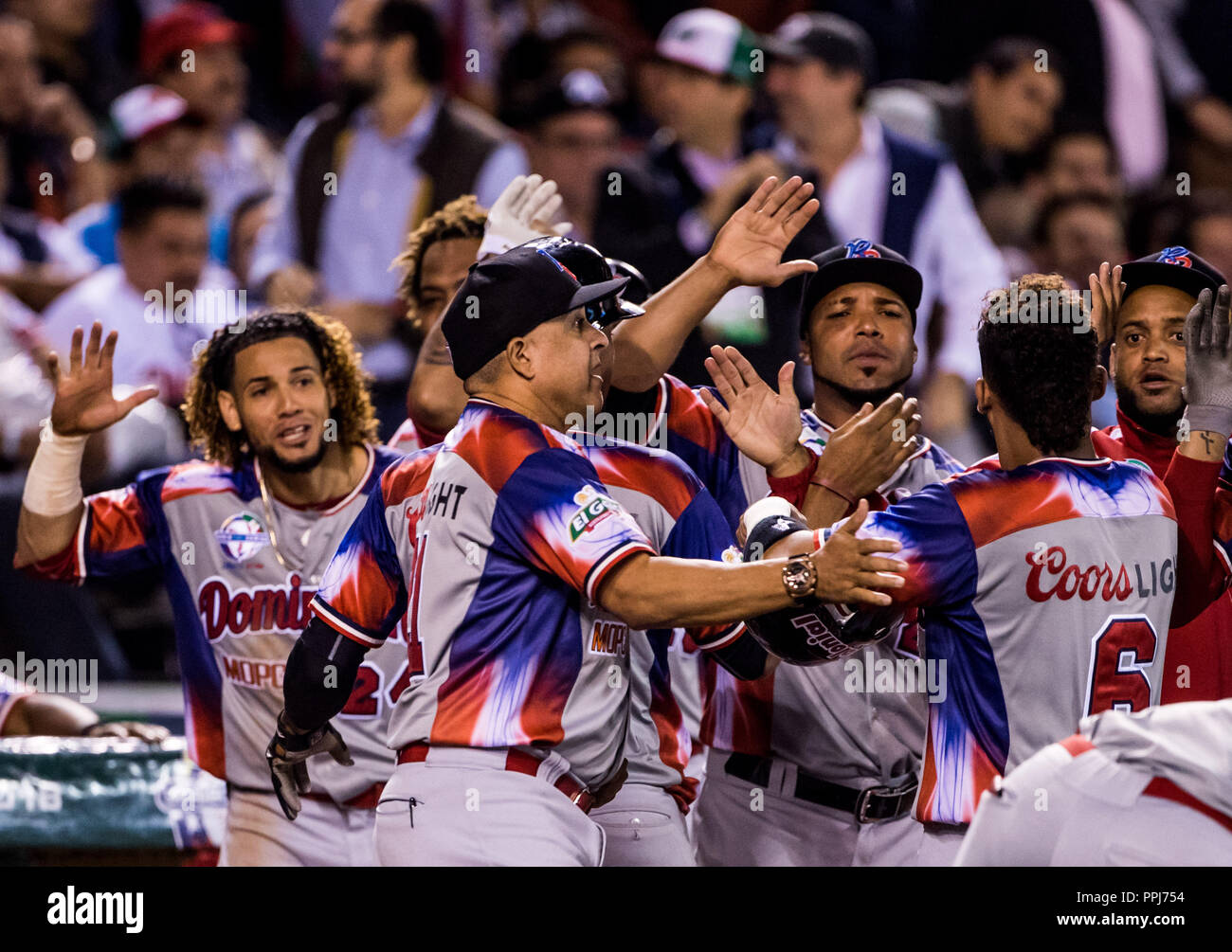 Con de anotaciones Abiatal Avelino (1) y Gustavo Nunez (6) de Águilas Cibaeñas de Republica Dominicana, el Partido se coloca 5 Carreras por 3 de la Pa Stockfoto