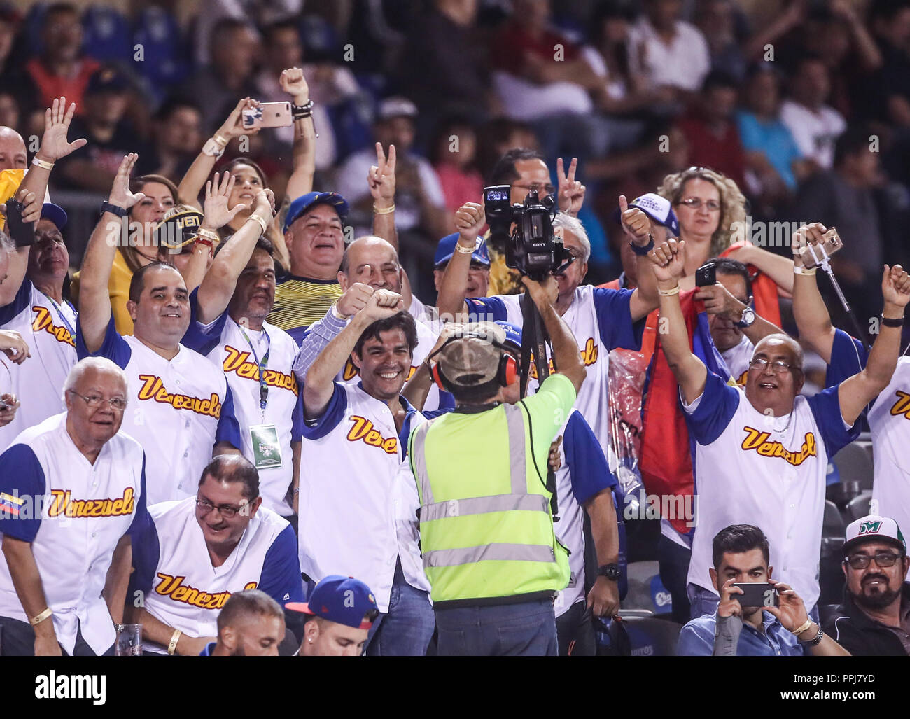 Aficionados de Venezuela atrapan la Pelota en Las gradas, durante el World Baseball Classic en Estadio Charros de Jalisco en Guadalajara, Jalisco, Me Stockfoto
