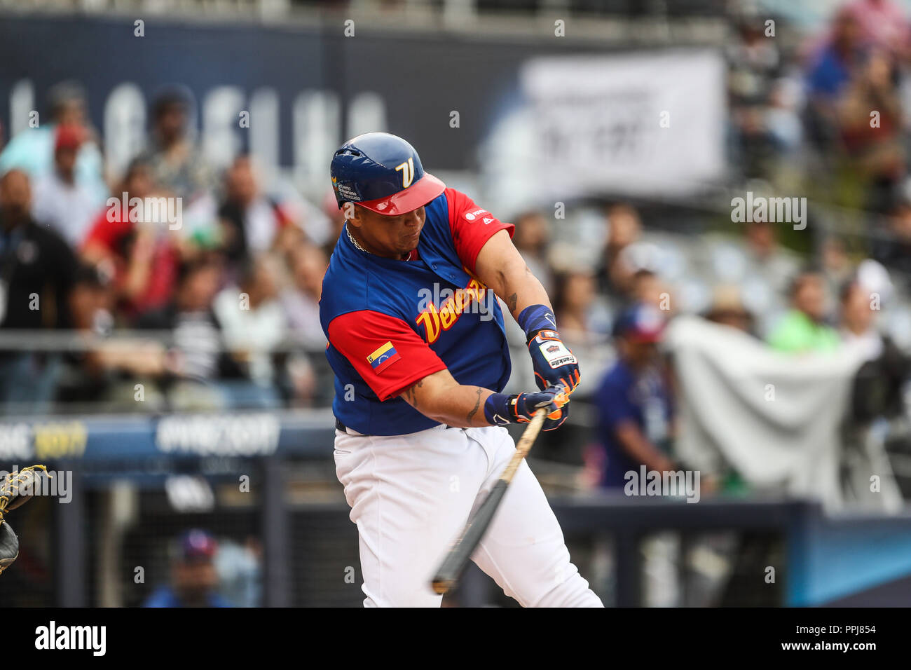 Miguel Cabrera de Venezuela da de Hit en el sexto Inning, durante el Partido entre Italia vs Venezuela, World Baseball Classic en Estadio Charros de J Stockfoto