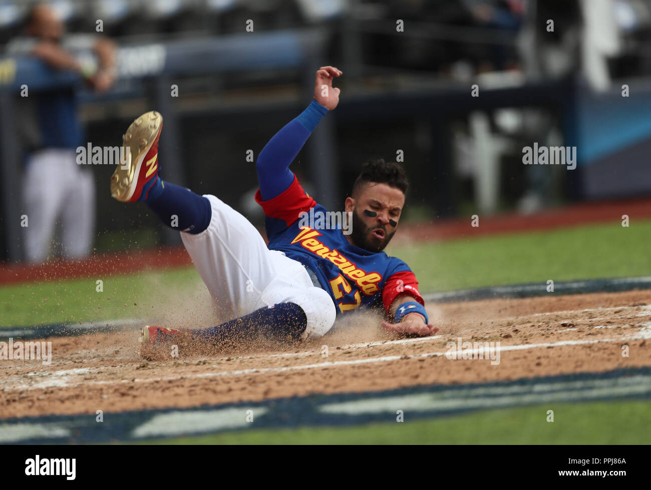 Jose Altuve de Venezuela se Barre en Home para anotar Carrera en la Quinta entrada, durante el Partido entre Italia vs Venezuela, World Baseball Klasse Stockfoto