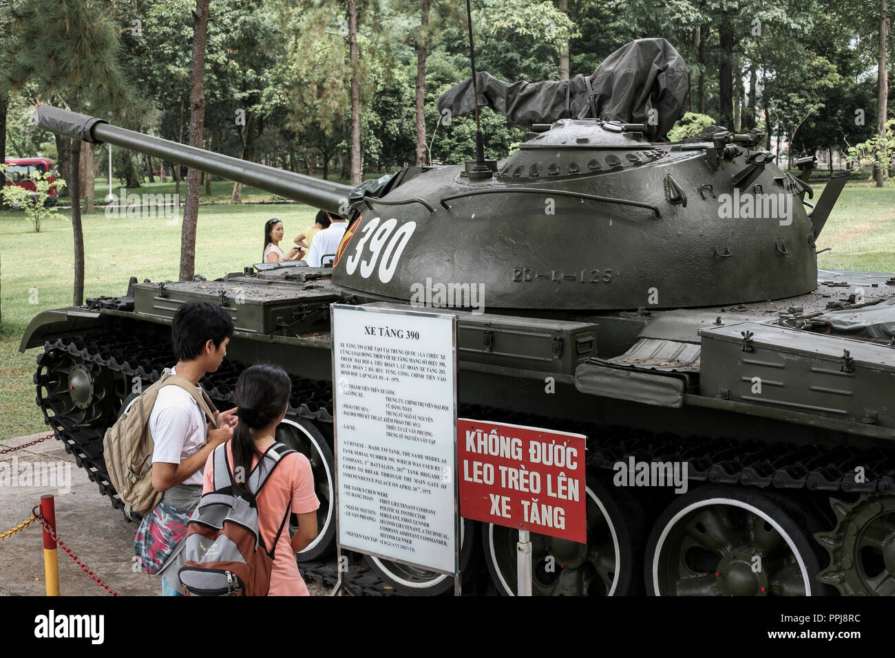 Menschen, die einen M48 Patton Tank im war Remnants Museum in Ho-Chi-Minh-Stadt, Vietnam, sehen Stockfoto