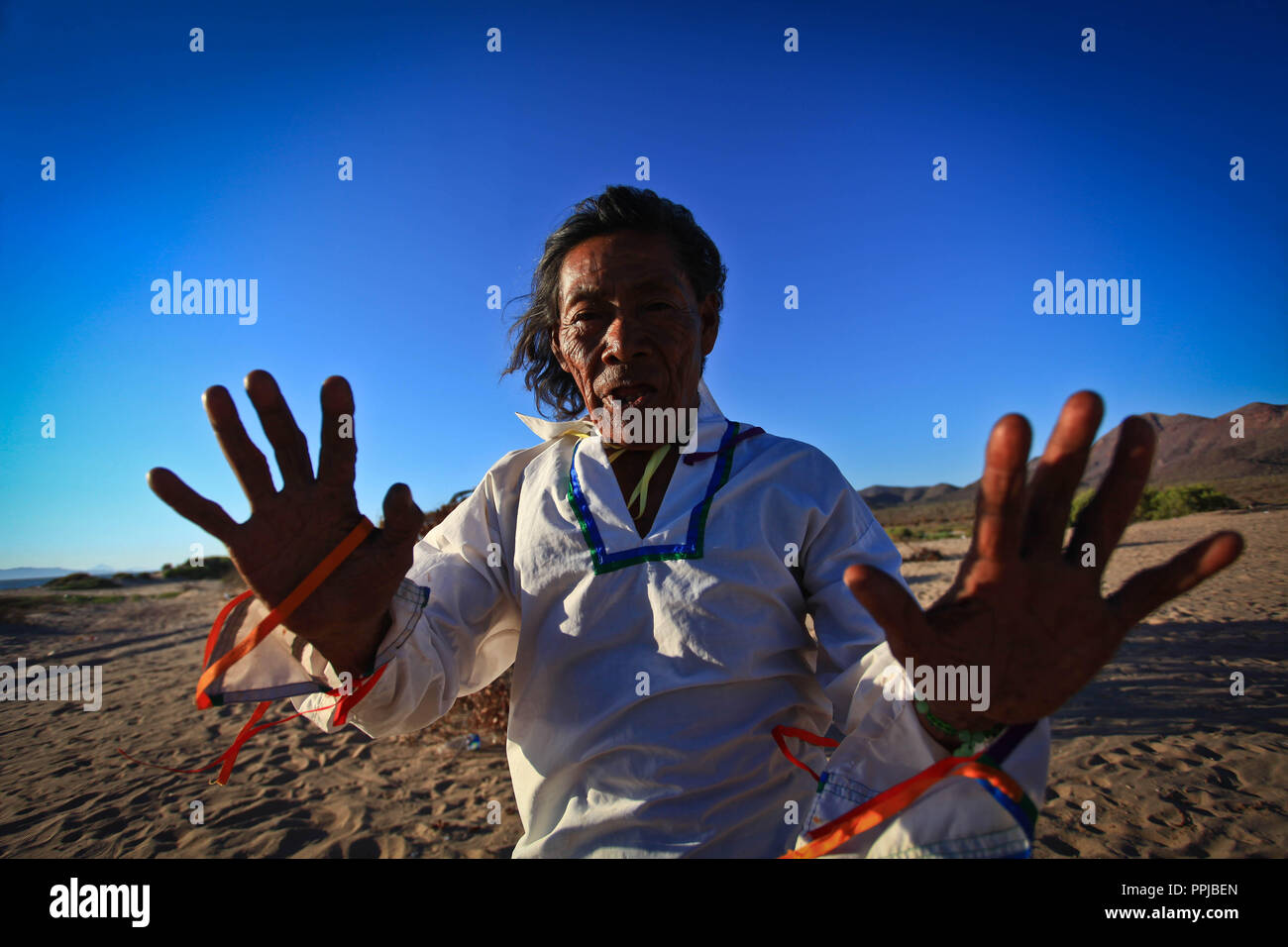 Francisco Barnett, Schamane der Seri ethnische Gruppe, als "El Chapo in der Comcaa Nation, Punta Chueca in der Sonora Wüste von Mexiko bereichert. Ritual, ein Stockfoto