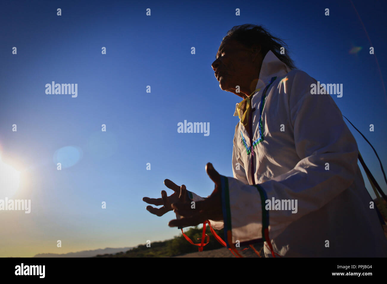 Francisco Barnett, Schamane der Seri ethnische Gruppe, als "El Chapo in der Comcaa Nation, Punta Chueca in der Sonora Wüste von Mexiko bereichert. Ritual, ein Stockfoto