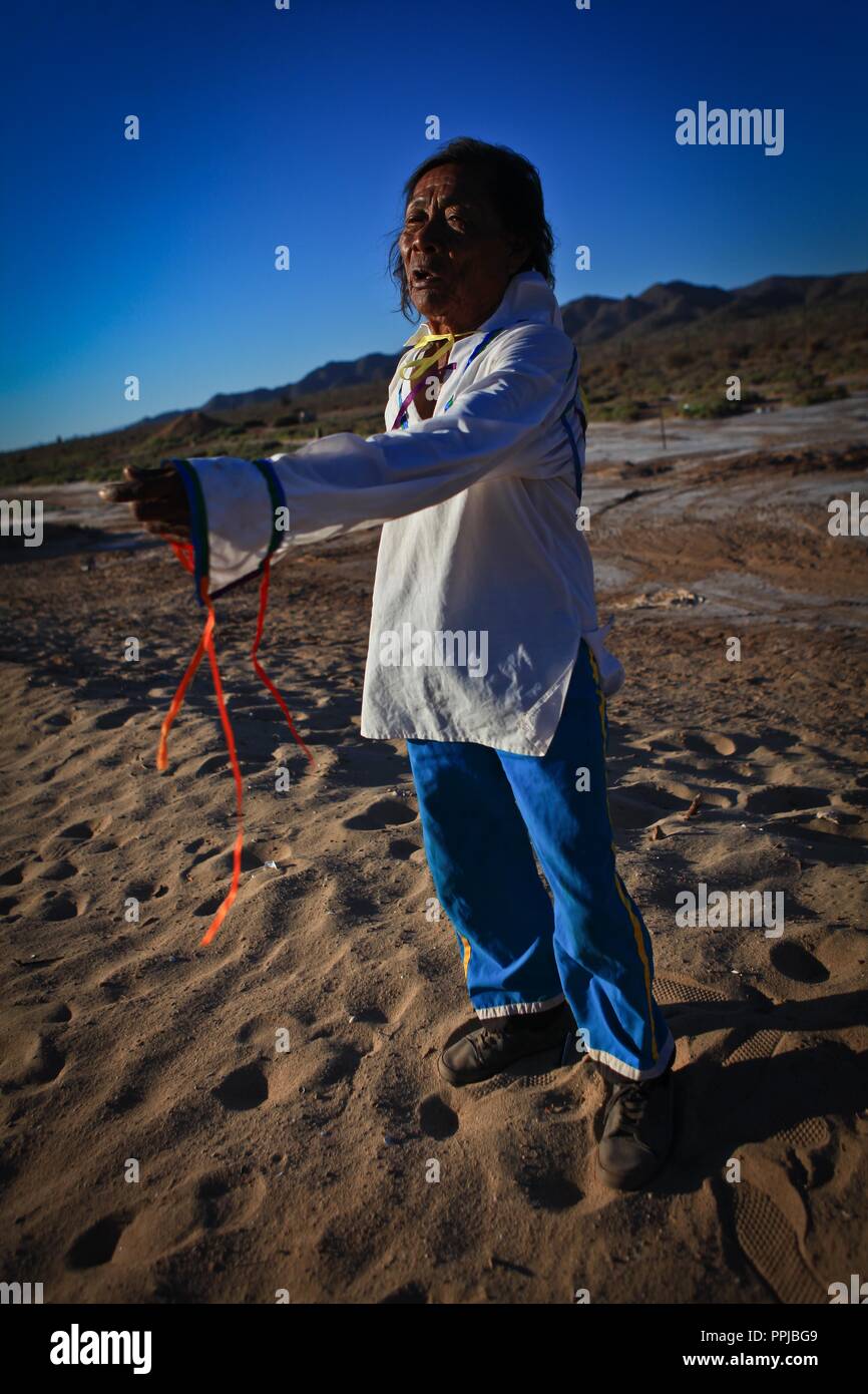 Francisco Barnett, Schamane der Seri ethnische Gruppe, als "El Chapo in der Comcaa Nation, Punta Chueca in der Sonora Wüste von Mexiko bereichert. Ritual, ein Stockfoto