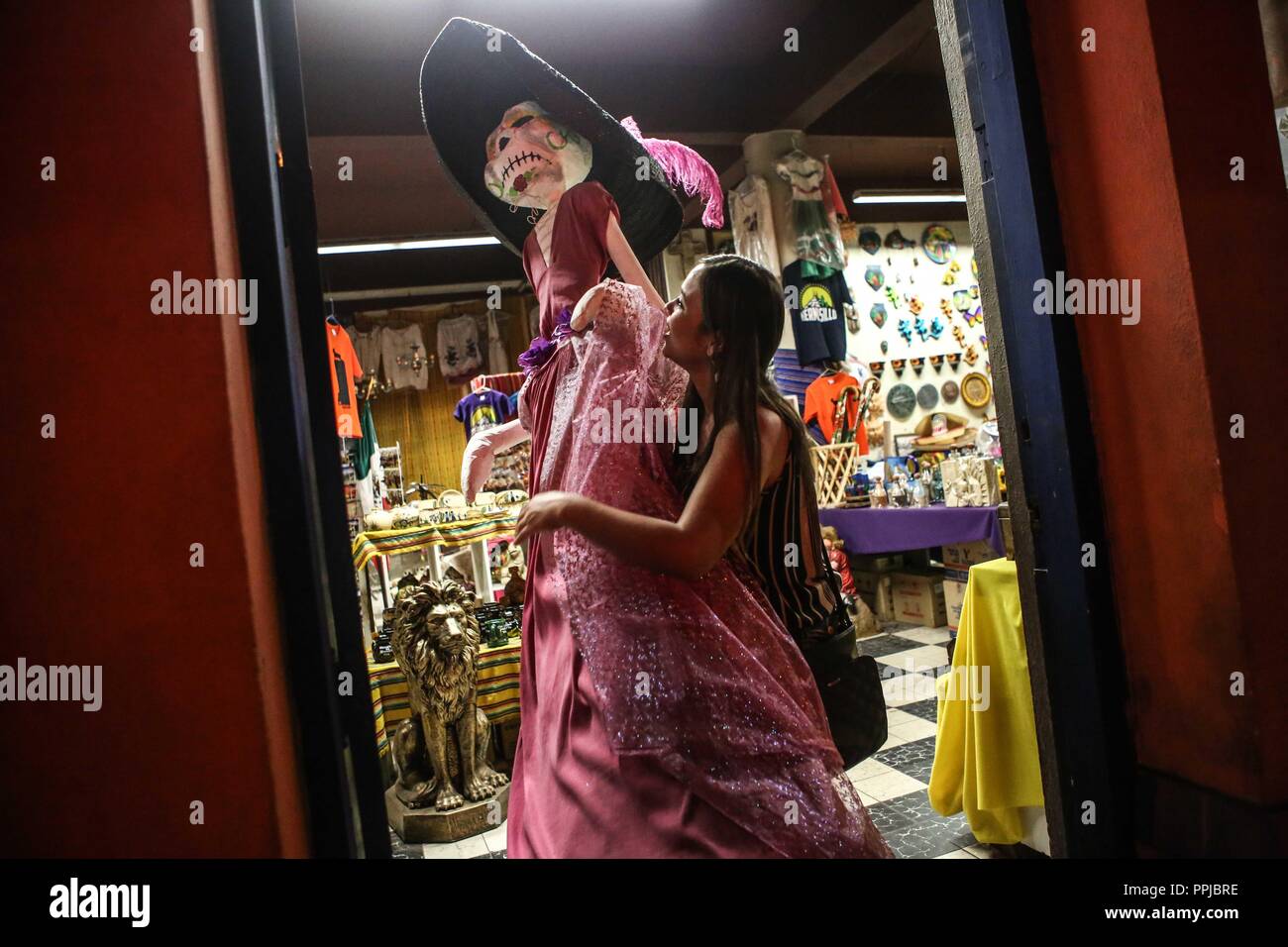 Brisa del Mar García Eigentümer von Kunsthandwerk Geschäfte in der Innenstadt von Hermosillo, legte eine gute Größe Catrina lenkt die Aufmerksamkeit auf die Weitergabe Rosales und Serdan. Diese i Stockfoto