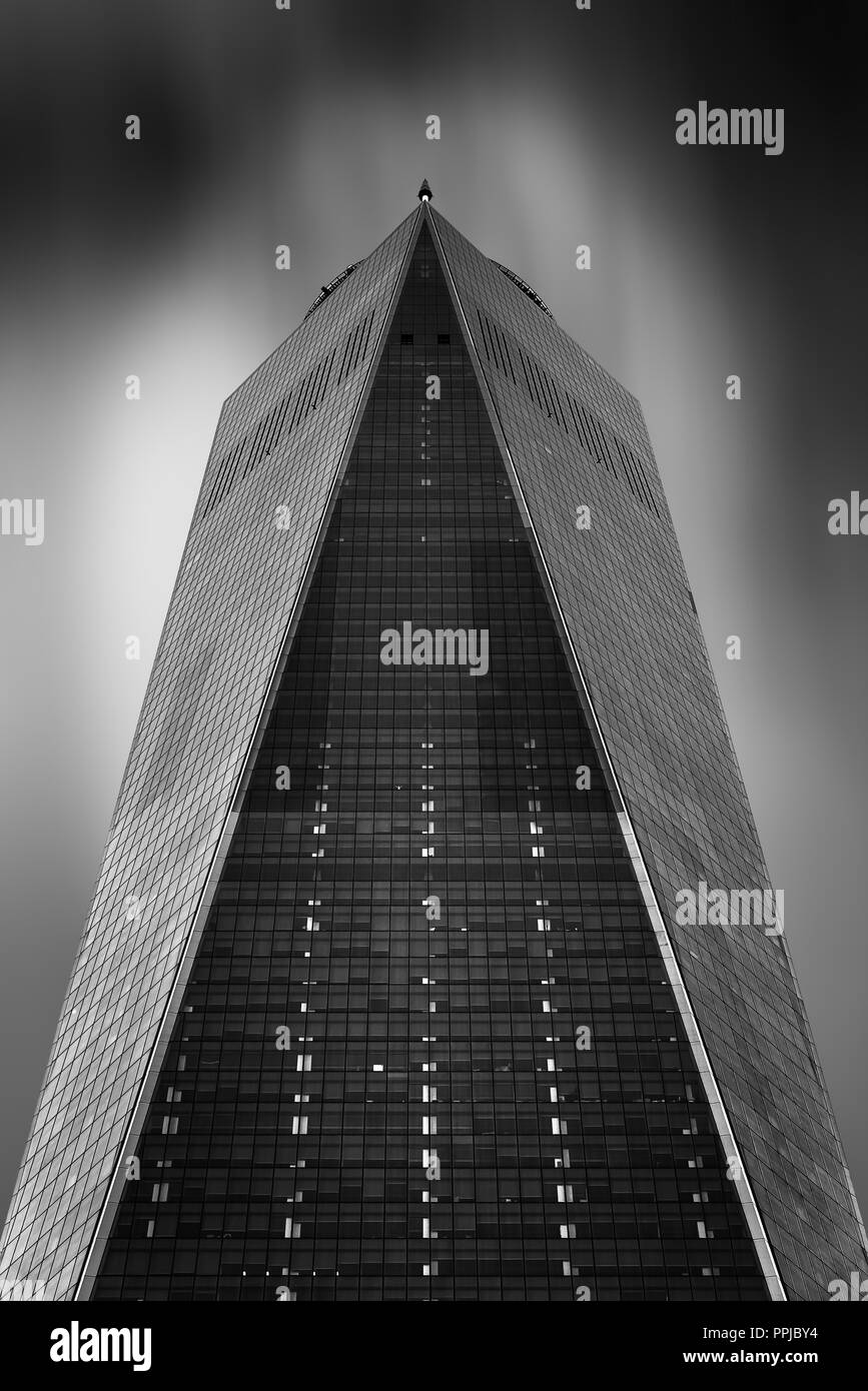 New York City, USA - 20. Juni 2018: Low Angle View des One World Trade Center in New York. Lange Exposition gegen Sky Stockfoto