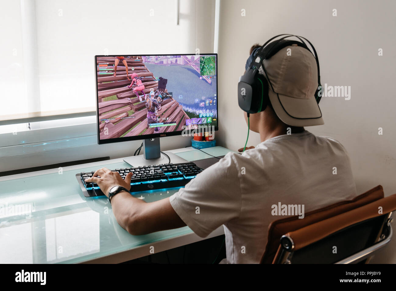 Madrid, Spanien - 15. August 2018: Jugendlicher spielen Fortnite video game auf PC. Fortnite ist ein Online Multiplayer Spiel von Epic Games entwickelt Stockfoto
