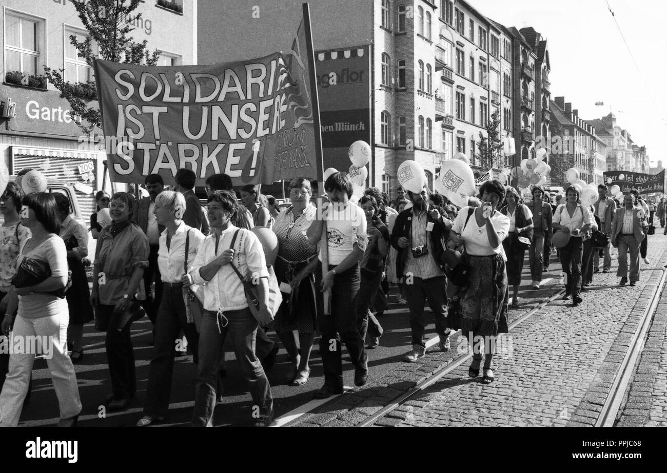 Nach einer Beschwerde von der IG Druck und Papier, über 7.000 Demonstranten auf die Straße gingen, in Kassel am 6. September 1981 in Solidarität mit der Heinze Frauen für gleiche Bezahlung für Männer und Frauen. | Verwendung weltweit Stockfoto