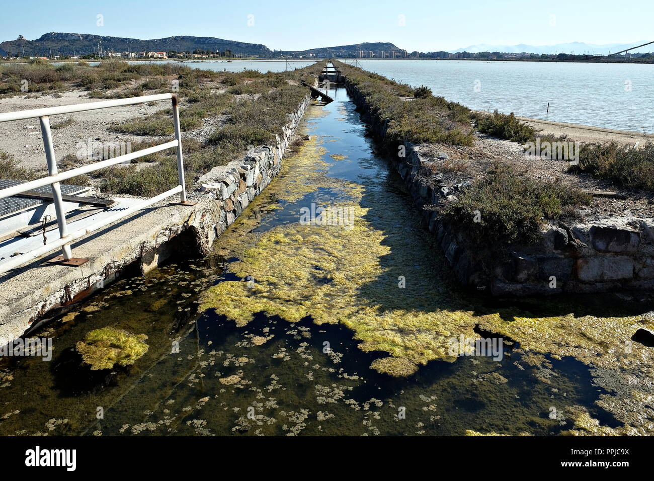 Blick auf den Kanal für verlassene Salinen in der Nähe von Cagliari Stockfoto