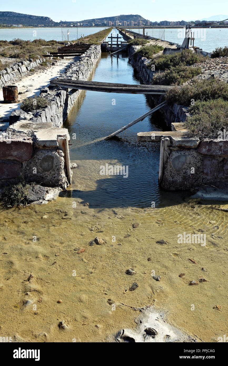 Blick auf den Kanal für verlassene Salinen in der Nähe von Cagliari Stockfoto
