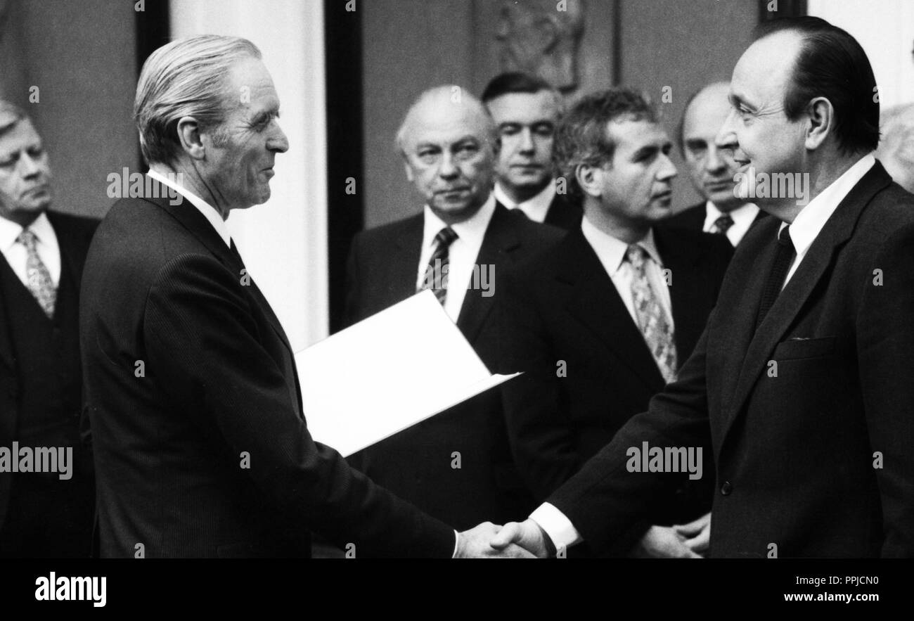 Von rechts nach links: Hans-Dietrich Genscher, Otto Graf Lamsdorf, Volker Hauff; Juegen Schmude, Egon Franke, Karl Carstens, Helmut Schmidt. Vereidigung Vorstellung des dritten Kabinett von Bundeskanzler Helmut Schmidt am 5. November 1980 in Bonn und. | Verwendung weltweit Stockfoto