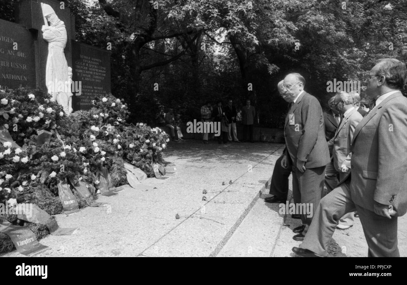 Der 6. Kongress der Deutschen Kommunistischen Partei (DKP) Am 29. - 31. Mai 1981 in Hannover. Die Ehrung der Toten auf dem Maschsee Denkmal für NS-Opfer. | Verwendung weltweit Stockfoto