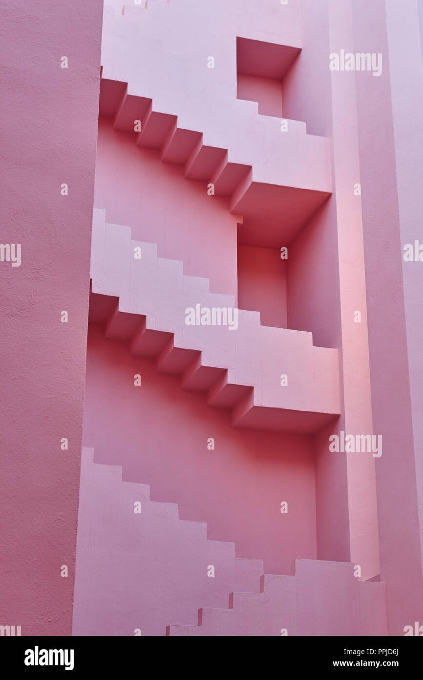 Geometrische Gebäude detail. Die rote Wand, La Manzanera. Calpe, Spanien Stockfoto