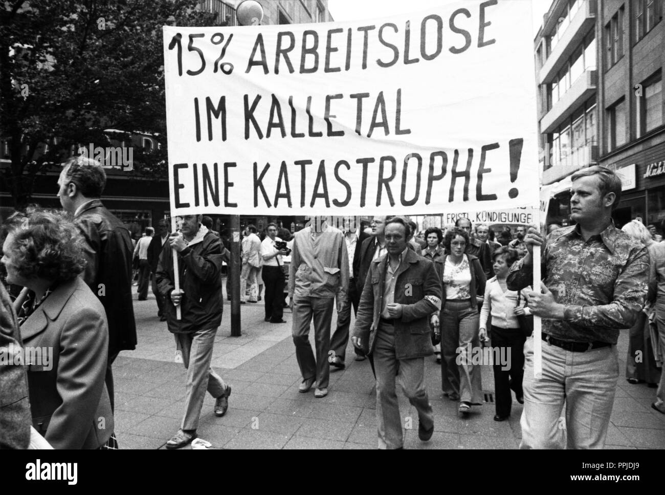Sorgen um ihre Arbeitsplätze brachte dem Demag-Mannesmann Belegschaft auf die Straße am 13. Juli 1975 in Düsseldorf. Der Protest wurde vor allem durch die bevorstehende Schließung des Kalletal Anlage gekennzeichnet. | Verwendung weltweit Stockfoto