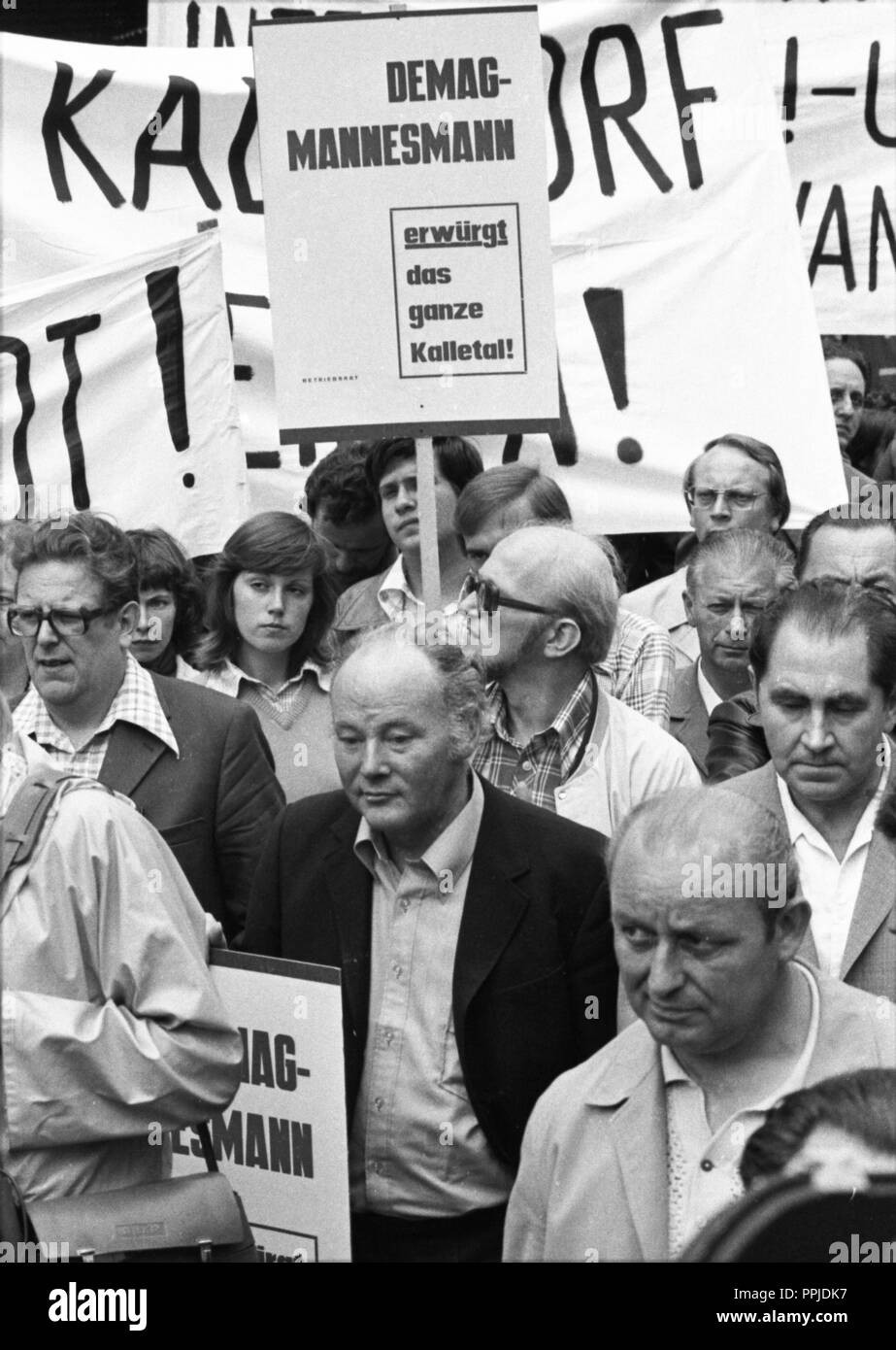 Sorgen um ihre Arbeitsplätze brachte dem Demag-Mannesmann Belegschaft auf die Straße am 13. Juli 1975 in Düsseldorf. Der Protest wurde vor allem durch die bevorstehende Schließung des Kalletal Anlage gekennzeichnet. | Verwendung weltweit Stockfoto
