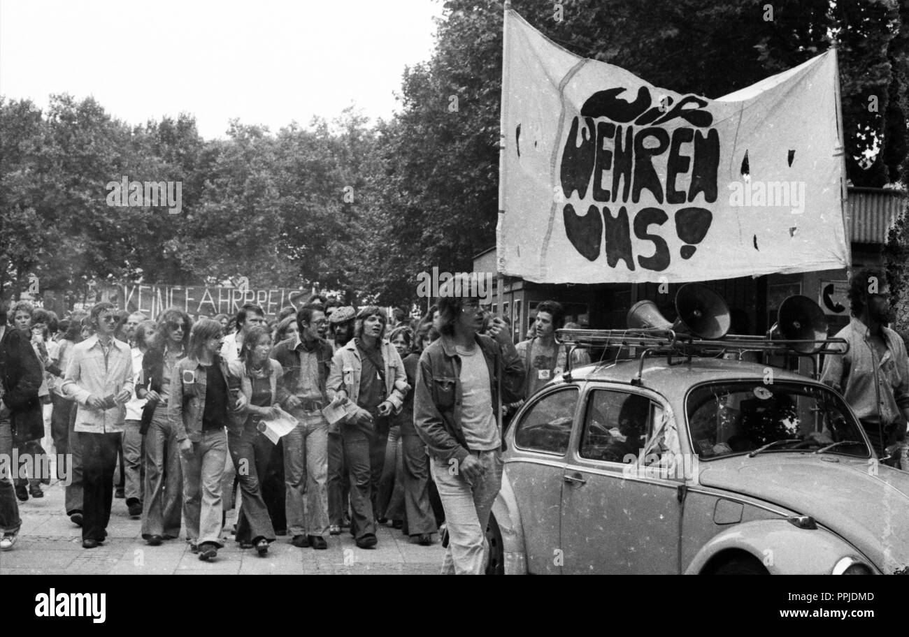 Demonstration der 'Kommunistischen Bund Westdeutschland" (KBW) gegen ticket Preiserhöhungen am 28. August 1975 in Köln. Der KBW gab es eine kleine Party von 1972 bis 1985. | Verwendung weltweit Stockfoto