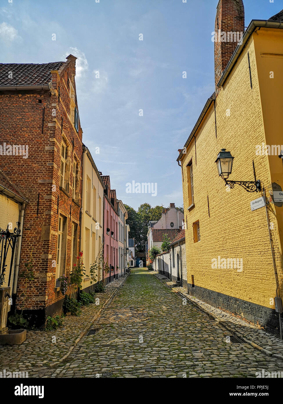 Schmale Straße mit alten beguine Häuser in der Unesco-geschützten Beginenhof in der Innenstadt von Lier, Belgien Stockfoto