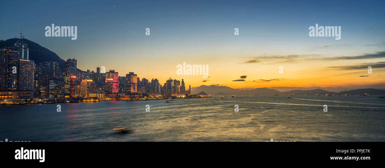 Sonnenuntergang am Victoria Harbour von Hong Kong Stockfoto