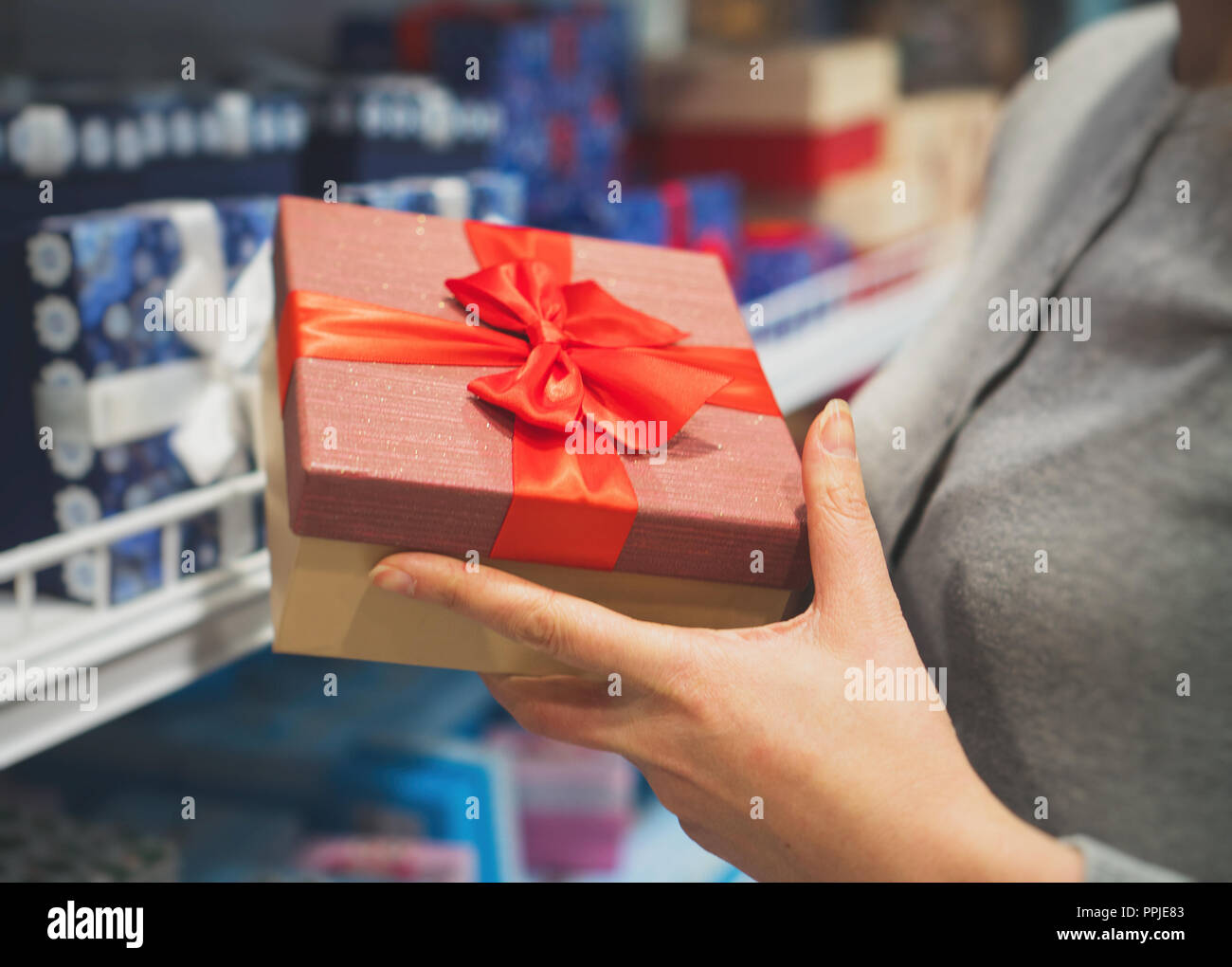 Frau mit Neuen Jahres im Store. Stockfoto
