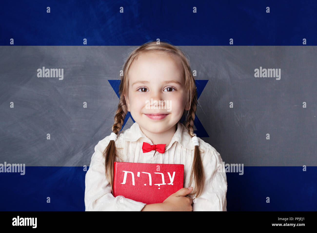 Hebräisch Lernen. Smart kind Mädchen auf Israel Flagge Hintergrund Stockfoto