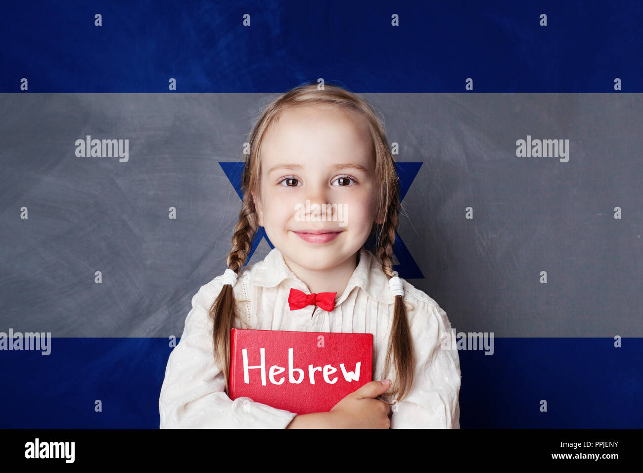 Hebräisch Konzept mit kleinen Mädchen gegen die Israel Flagge Hintergrund. Hebräisch lernen Stockfoto