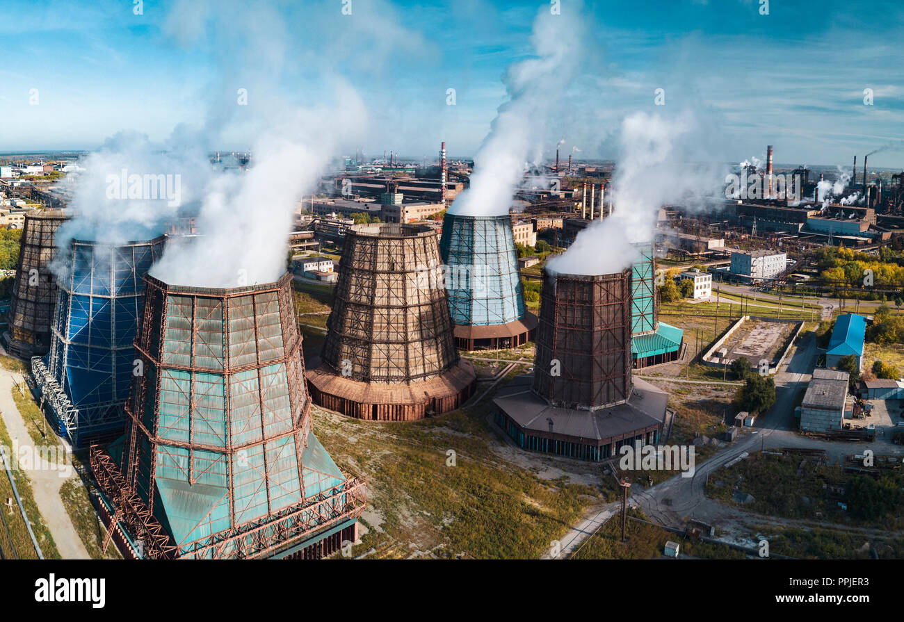 Konzept der Umweltverschmutzung, drone Ansicht der Schornstein Rohr Stahlwerk, Antenne industrielle Panoramablick auf die Landschaft mit blauem Himmel und Herbst vegetati Stockfoto