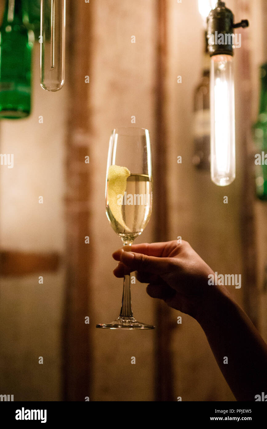 Essen Fotografie Getränkespezialitäten serviert. In der Nähe fancy Gläser Stockfoto