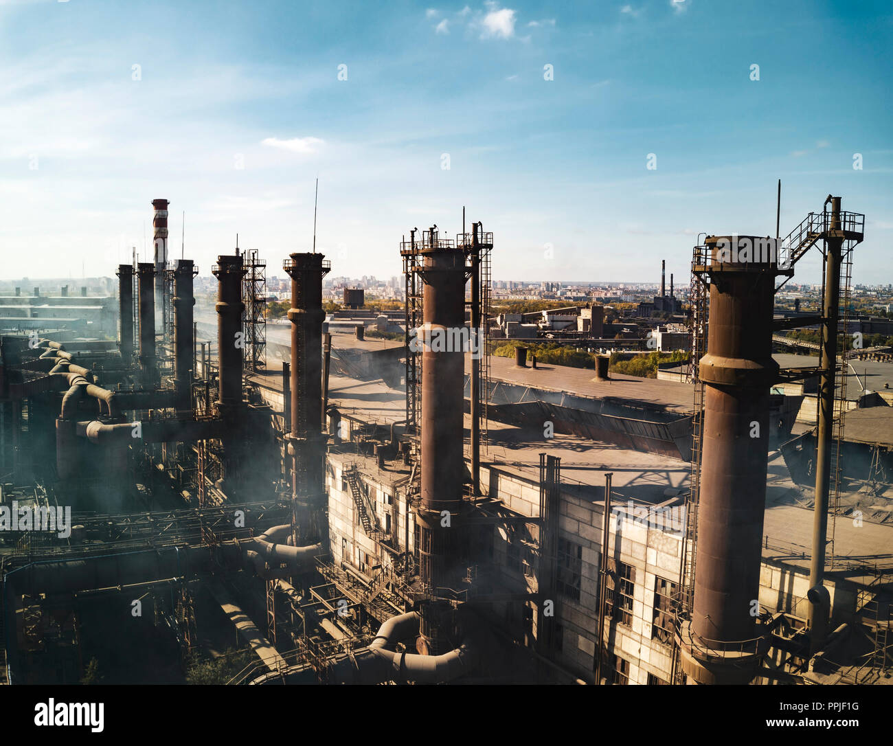 Konzept der Umweltverschmutzung, drone Ansicht der Schornstein Rohr Stahlwerk, Antenne industrielle Panoramablick auf die Landschaft mit blauem Himmel und Herbst vegetati Stockfoto