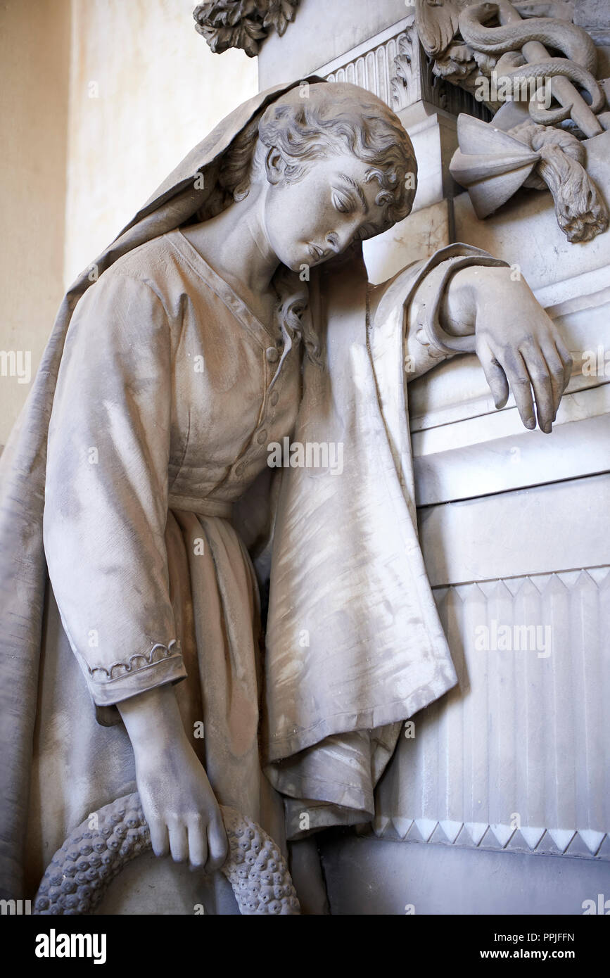 Bild und Bild der trauernden Frauen Stein Skulptur in der realistischen borgeois Stil. Das Grab des Stefano Familie Tsculpted durch G 26.11877. Stockfoto