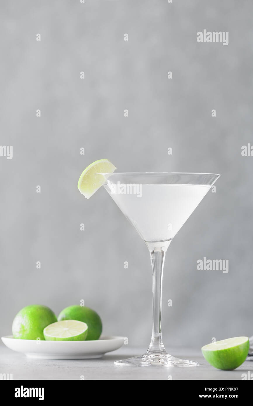 Die alkoholische Kamikaze Cocktail in einem Cocktail Glas mit einem Keil  Kalk auf einen Tisch. Cocktail ist der gleiche Teil des Wodkas,  Limettensaft und Triple Sec Stockfotografie - Alamy